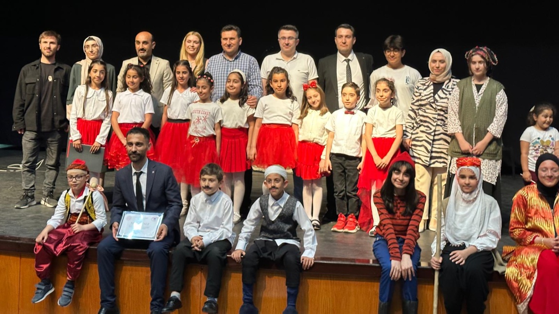 Kahta BİLSEM 23 Nisan Ulusal Egemenlik ve Çocuk Bayramı için Tiyatro ve Müzik Gösterisi düzenledi.